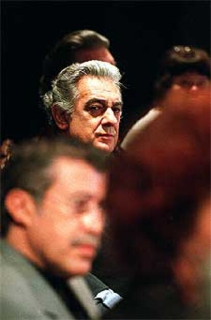 Plácido Domingo, ayer, con Emilio Sagi en primer plano.