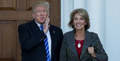Donald Trump con Betsy DeVos en Bedminster Township