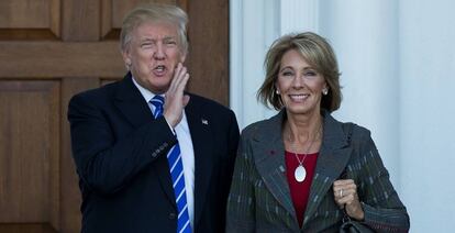 Donald Trump con Betsy DeVos en Bedminster Township