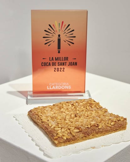 Coca de 'llardons' de la pastelería Viñallonga de Montornès del Vallès.