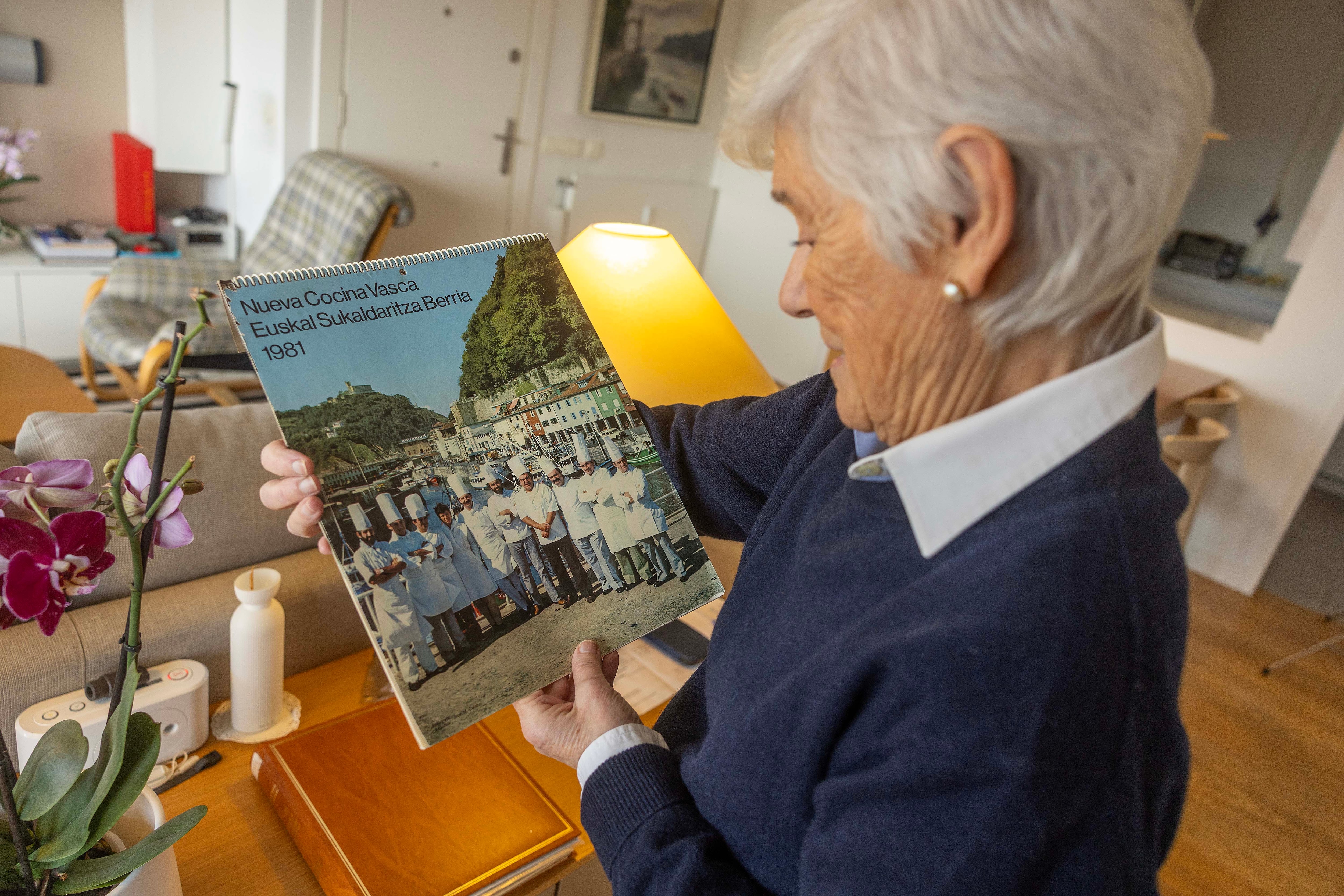 Tatus con un calendario con la foto de los fundadores de la Nueva Cocina Vasca.