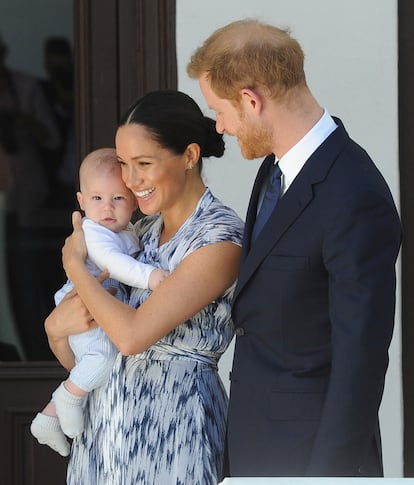 Los duques de Sussex, con su hijo Archie, durante el viaje a Sudáfrica.