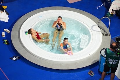 Competidoras descansan durante la prueba de trampolín 3m femenino. 