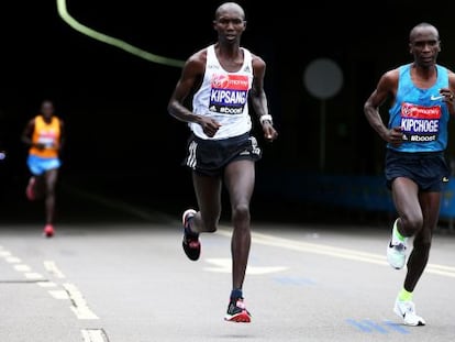 Wilson Kipsang, a la izquierda, y Kipchoge, solos en los kilómetros definitivos de la carrera.