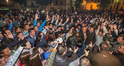 Vecinos de Villacarrillo, durante la manifestaci&oacute;n frente al Ayuntamiento.