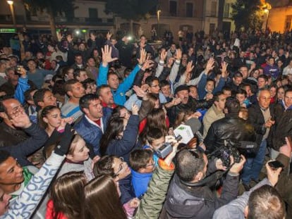 Vecinos de Villacarrillo, durante la manifestaci&oacute;n frente al Ayuntamiento.