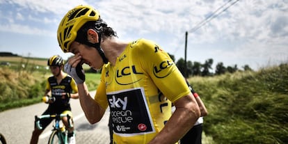 TOPSHOT-CYCLING-FRA-TDF2018-PROTEST