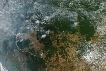 Una imagen capturada por el satélite Aqua de la NASA muestra varios incendios en los Estados de Amazonas, Para, Mato Grosso y Rondonia, el 11 de agosto de 2019. En el Estado de Mato Grosso, uno de los más golpeados por las llamas, los incendios aumentaron en un 205%.