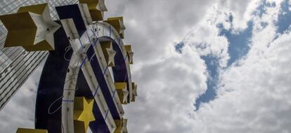 Vista de la escultura del euro durante su proceso de renovaci&oacute;n frente a la antigua sede del Banco Central Europeo (BCE) en Fr&aacute;ncfort, Alemania. EFE/Archivo