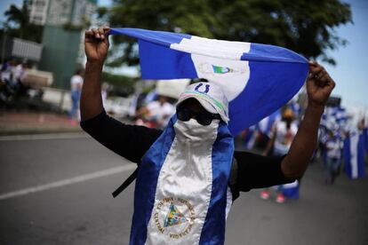 Un manifestante levanta una bandera a Nicaragua en una protesta el 4 de julio.