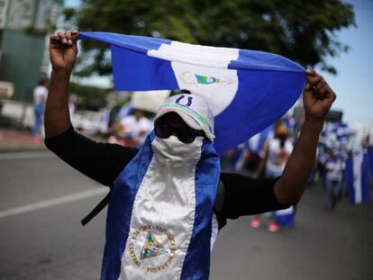 Un manifestante levanta una bandera a Nicaragua en una protesta el 4 de julio.