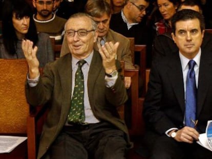 Jaume Matas sigue el juicio con un bloc con anotaciones. A su derecha, Antonio Alemany.