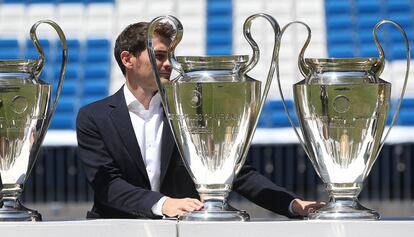 Casillas con las Champions conquistadas