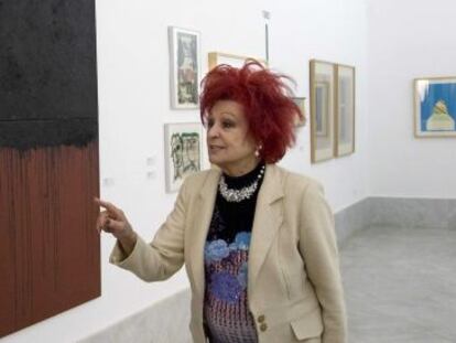 Juana de Aizpuru, ayer junto a una obra de Juan Suárez.