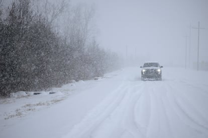 La tormenta afect primero al medio oeste durante el fin de semana, al cubrir de nieve y hielo Estados como Kansas, Nebraska e Indiana.