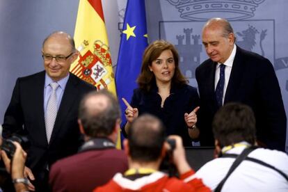 Santamaría, rodeada de Montoro y Fernández Díaz.
