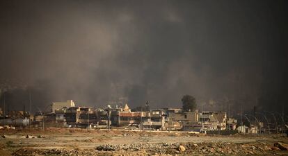 Humo tras choques entre las fuerzas iraquíes y el ISIS, este jueves en Mosul.