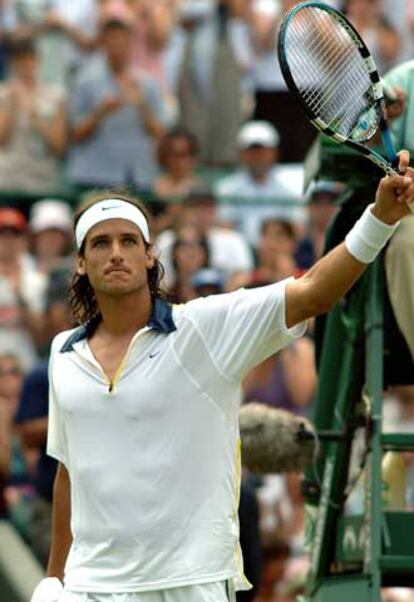 Feliciano López saluda al público tras vencer a Marat Safin en el torneo de Wimbledon el pasado viernes.