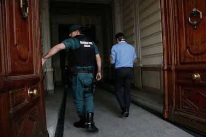 El expresidente de la Comunidad de Madrid, Ignacio González, a su llegada al despacho que tiene en la calle Alcalá de Madrid acompañado por Guardias Civiles para proceder al registro del mismo.