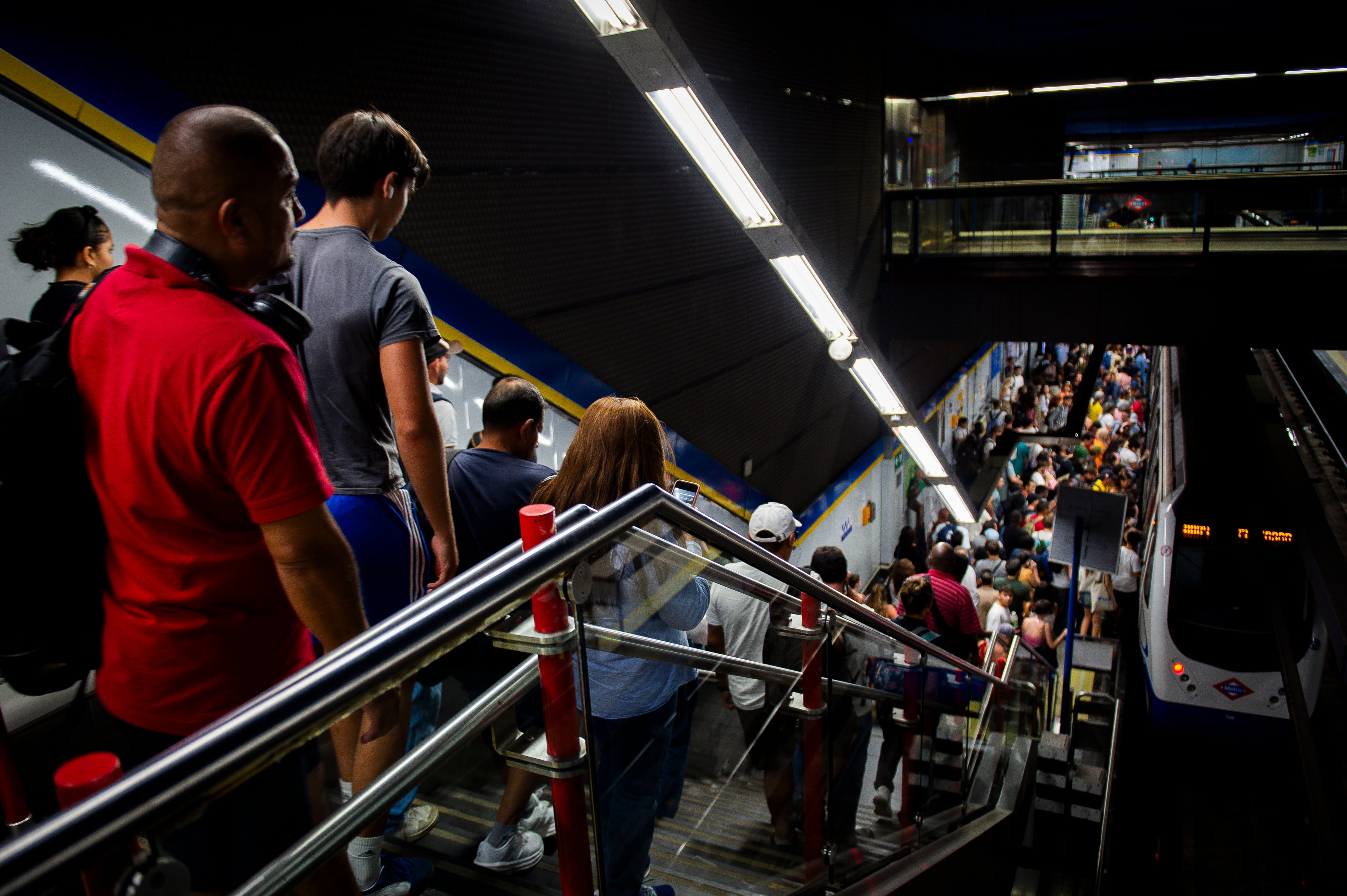 Centenares de viajeros en un andén de la estación de Moncloa, afectada por el cierre de un tramo de la linea 6 de Metro de Madrid.