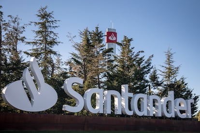 Logo de Santander en la ciudad financiera en Boadilla del Monte (Madrid).