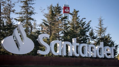 Logo de Santander en la ciudad financiera en Boadilla del Monte (Madrid).