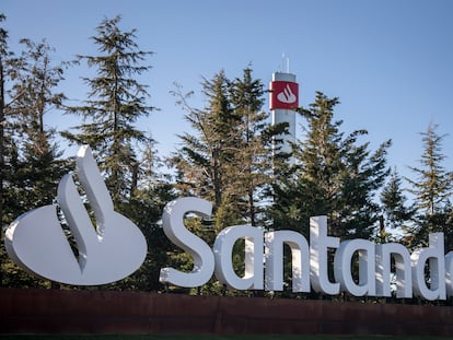 Logo de Santander en la ciudad financiera en Boadilla del Monte (Madrid).