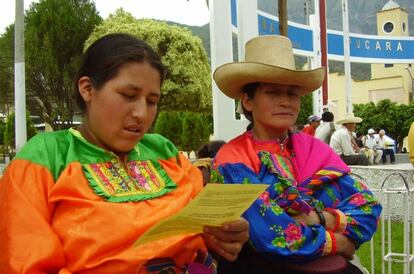 Dos campesinas peruanas en una reunión de líderes comunitarios.