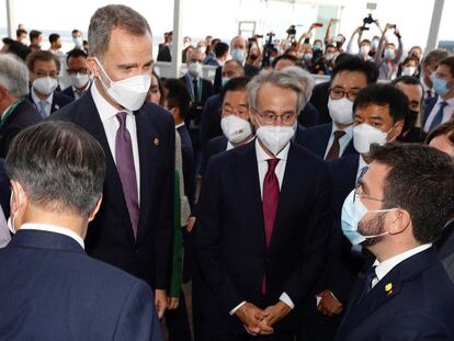 El rey Felipe VI conversa con el presidente de la Generalitat, Pere Aragonès, en presencia del presidente de la República de Corea del Sur, Moon Jae-in y de la alcaldesa de Barcelona, Ada Colau, este miércoles en Barcelona.