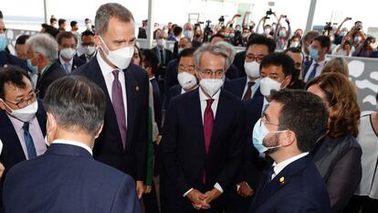 El rey Felipe VI conversa con el presidente de la Generalitat, Pere Aragonès, en presencia del presidente de la República de Corea del Sur, Moon Jae-in y de la alcaldesa de Barcelona, Ada Colau, este miércoles en Barcelona.