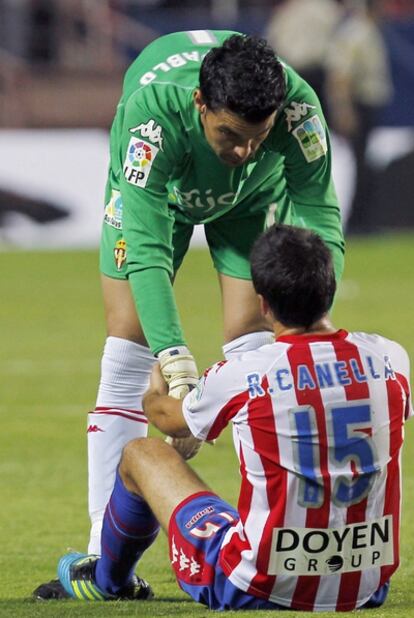 Juan Pablo ayuda a levantarse a Canella en el partido ante el Sevilla.