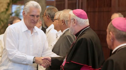 Miguel Díaz-Canel saluda al arzobispo Paul Richard Gallagher, en junio, en La Habana.