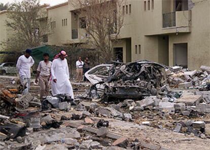 Saudíes inspeccionan la urbanización de Riad en la que explotó un coche bomba en mayo de 2003.