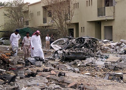 Saudíes inspeccionan la urbanización de Riad en la que explotó un coche bomba en mayo de 2003.