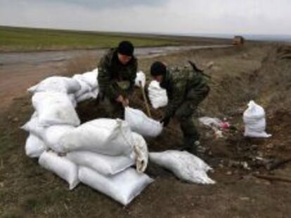 Soldados ucranianos fortifican una posici&oacute;n cerca de la frontera con Rusia.