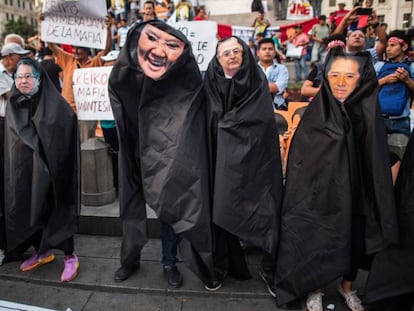 Manifestantes peruanos contra la corrupción en las instituciones públicas frente al Palacio de Gobierno en 2018. 