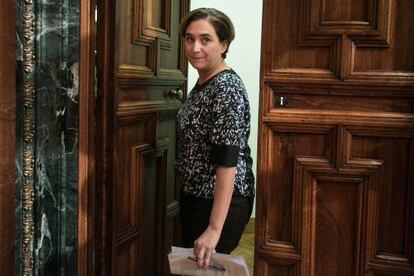 Ada Colau, ayer entrando en la sala del plenos del Ayuntamiento de Barcelona.