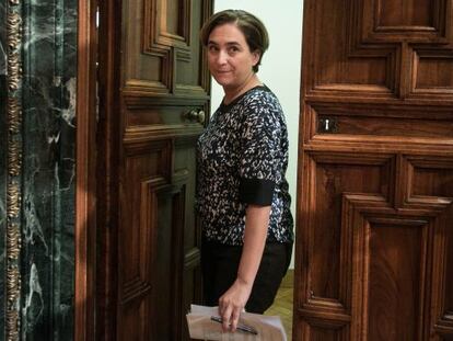 Ada Colau, ayer entrando en la sala del plenos del Ayuntamiento de Barcelona.