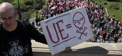 Un participante católico de una manifestación antieuropeista celebrada en Polonia.