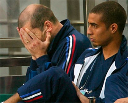 Zidane se lamenta en el banquillo de la derrota de la selección. A su lado, Trezeguet.