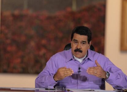 El presidente Nicol&aacute;s Maduro habla en su programa de televisi&oacute;n &quot;En contacto con Maduro&quot;.