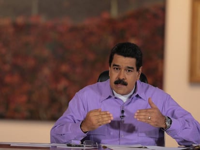 El presidente Nicol&aacute;s Maduro habla en su programa de televisi&oacute;n &quot;En contacto con Maduro&quot;.