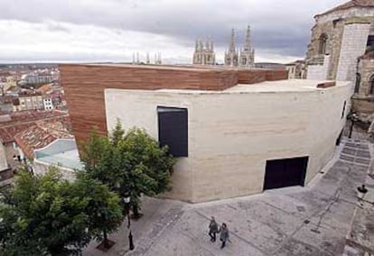 El Centro de Arte Caja de Burgos, obra de Félix Escribano, Arancha Arrieta, Santiago Escribano e Ignacio Saiz, contrasta con las agujas góticas de la catedral.