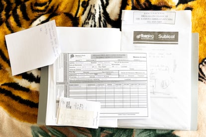 Los documentos que María Celeste Quintana ha tenido que presentar para obtener el medicamento.