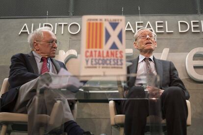 José Álvarez Junco (izquierda) y John H. Elliott, en el coloquio de 'Catalanes y escoceses'.