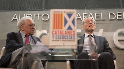 José Álvarez Junco (izquierda) y John H. Elliott, en el coloquio de 'Catalanes y escoceses'.