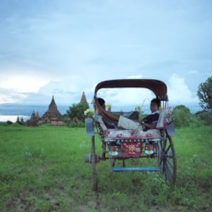 Una calesa en la llanura de Bagan, en Myanmar, la antigua Birmania.