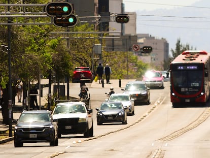 Autos transitan en Ciudad de México.