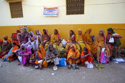 Um grupo de mulheres, em uma das 52 escadas do lago que dá nome à cidade