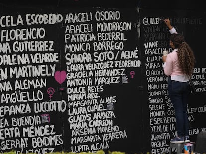 Nombres de víctimas de feminicidios escritos en la antigua glorieta de Colón.
